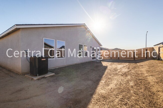 Building Photo - 4 Bedroom/2 Bath Home with Solar in the Desired Southwest!