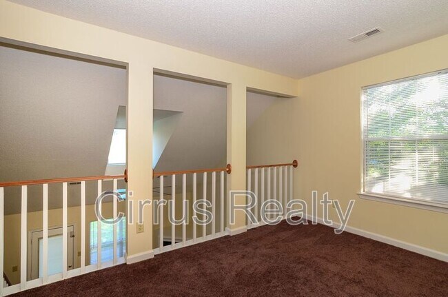 Building Photo - 381 Westview Dr