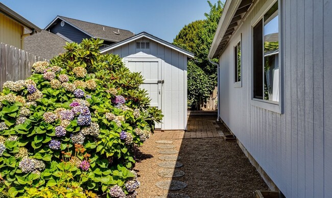 Building Photo - Large 4 Bed/ 2 Full Bath Home in the Gilha...