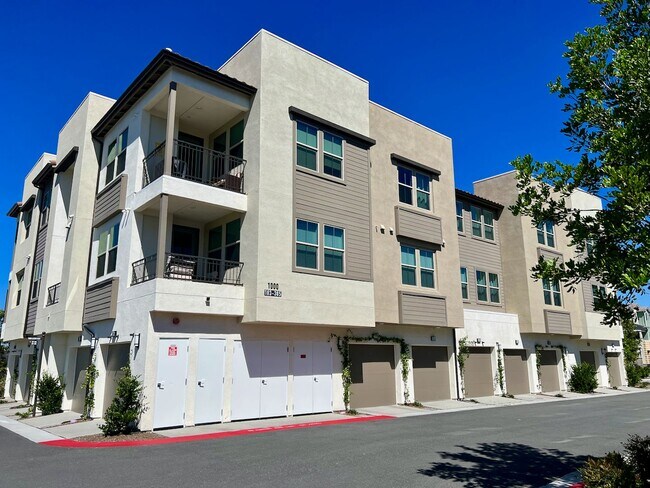 Primary Photo - 2 bed 2bath w/attached garage, Pet-friendl...
