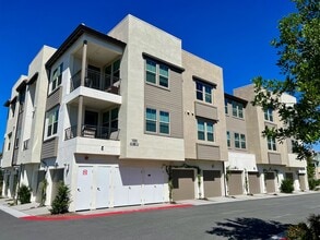 Building Photo - 2 bed 2bath w/attached garage, Pet-friendl...