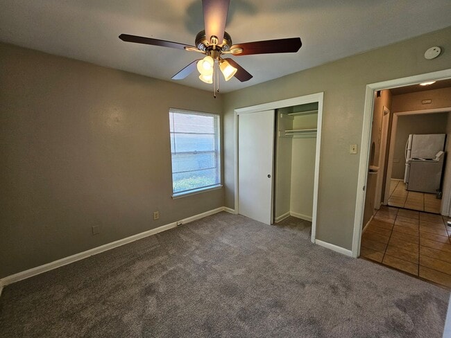 Building Photo - 2bed 1 bath near VA Hospital