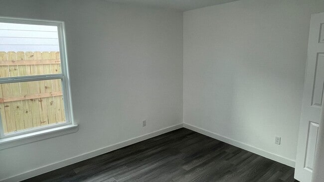 Building Photo - Beautiful house, perfect for families!!