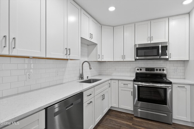 Building Photo - 6 Arrow St