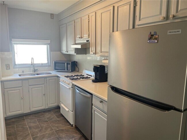 Building Photo - 11 Isabella Ave