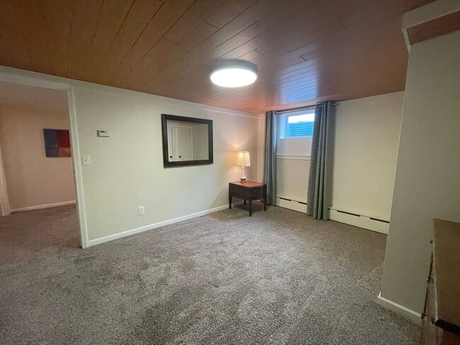 Building Photo - Spacious Garden-Level Studio in Prime Trav...