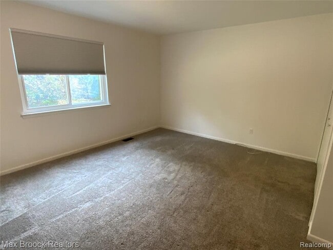 Building Photo - 5715 Sunnycrest Dr