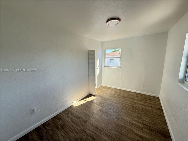 Building Photo - 236 SW 10th Ave