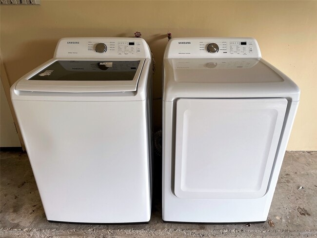 Building Photo - 10011 Appleridge Dr