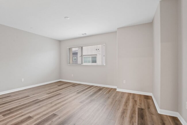 Building Photo - Gorgeous Tri-Level Townhome with Attached ...