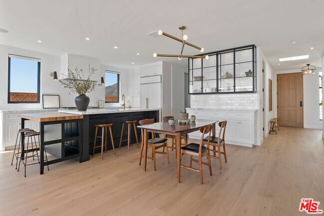 Building Photo - 3616 Shoreheights Dr