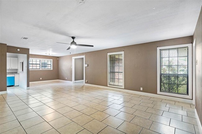 Building Photo - 4910 Honeysuckle Ln