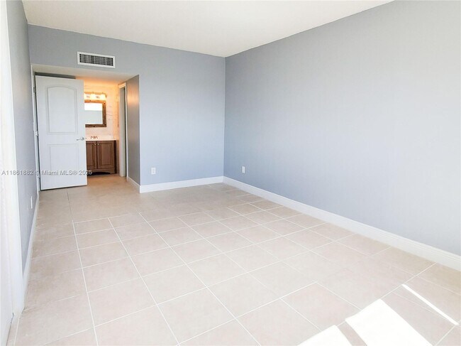 Building Photo - 1255 W 53rd St
