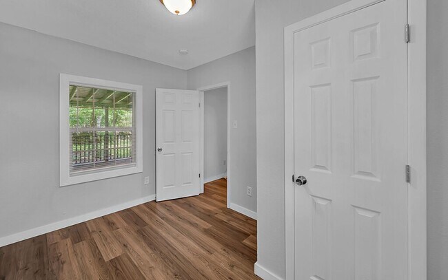 Building Photo - Updated 2 Bedroom Rental with Large Backyard