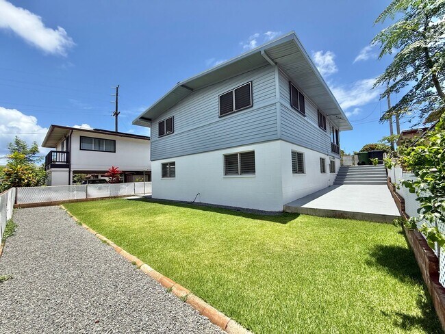 Building Photo - Modern two story Kaimuki home - all new ki...