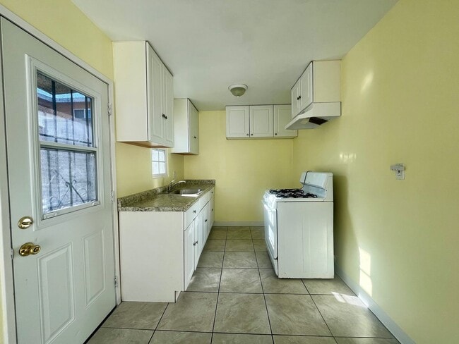 Building Photo - 10523 Mansel Ave