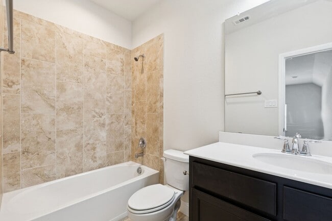Building Photo - 913 Parkside Dr