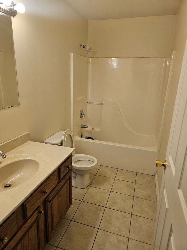 Building Photo - 2BD/1BA Duplex