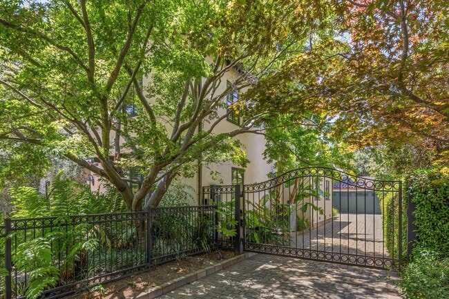 Building Photo - Mediterranean Beauty in Crescent Park – 5B...