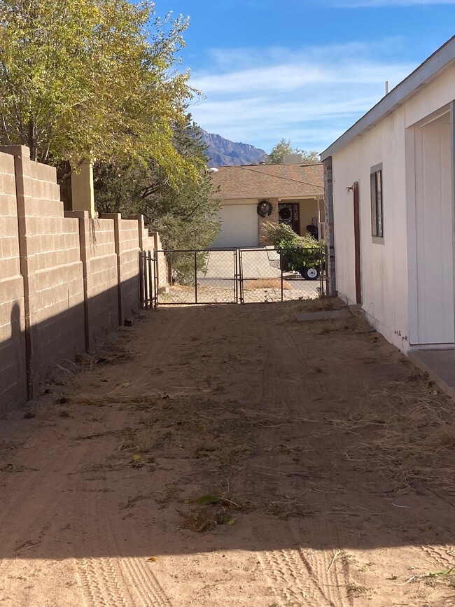 Side gate for vehicle and small trailer access - 2055 Columbia Ct NE