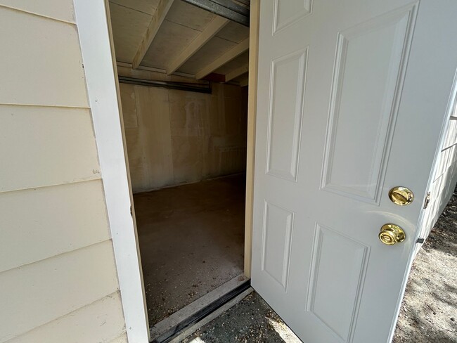 Building Photo - 3 Bedroom 1 Bath Beautiful House with Fenced Yard & Garage