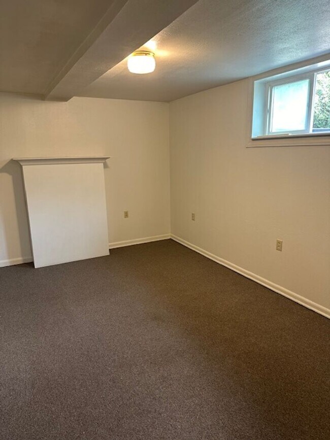 Building Photo - Hey Students.  3 bedroom Mid town off Stephens