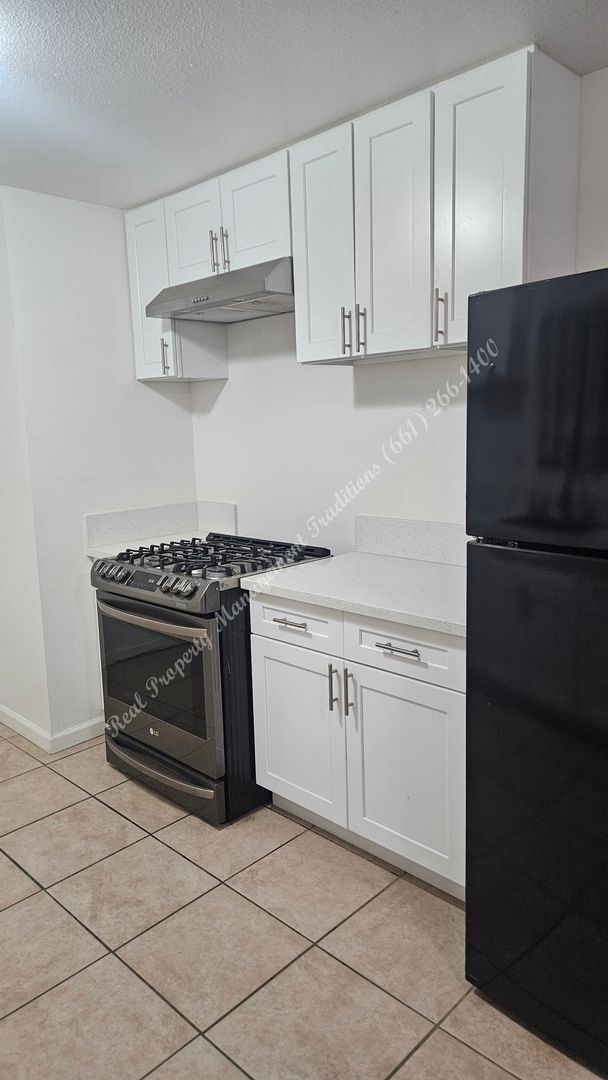 Building Photo - *** Please call us @ 661-266-1400 for information on availability, showings and applications proc...