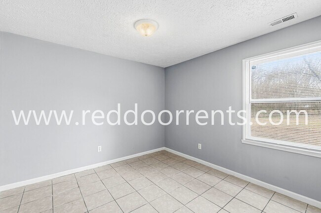 Building Photo - Charming 3-Bedroom Ranch in Plainfield