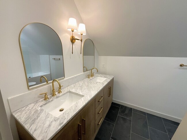 Building Photo - Stunning 3 Bedroom home in Everett