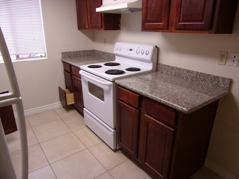 Building Photo - 4954 River Glen Dr