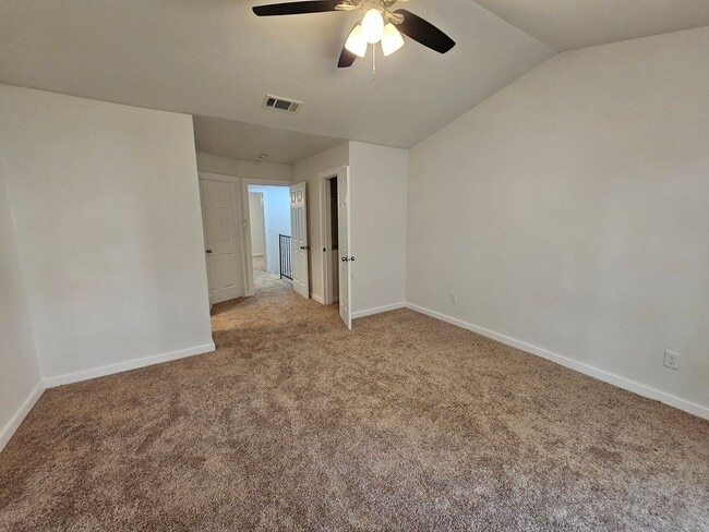 Building Photo - Recently rehabbed. Available now