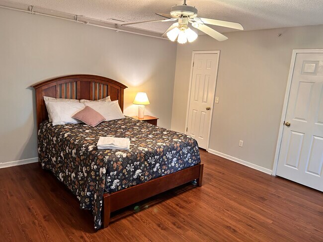 Building Photo - 4294 Tanglewilde Dr S