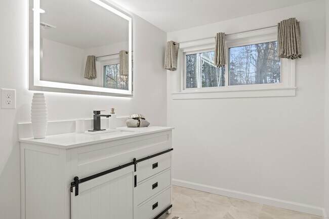 Building Photo - 45 Westledge Rd