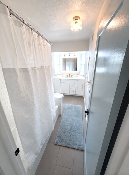 Building Photo - 5813 26th Ave N