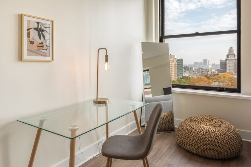 Building Photo - 150 S 6th St