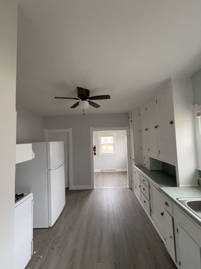 Building Photo - 960 W Delaware Ave