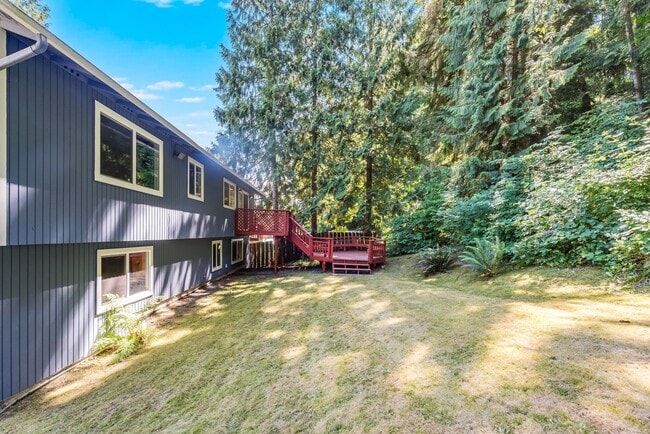 Building Photo - Updated split level home in Shoreline with...