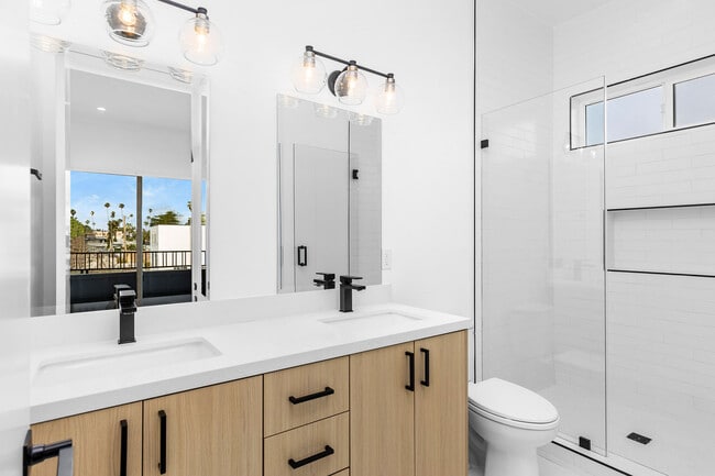 Building Photo - 603 N Harvard Blvd