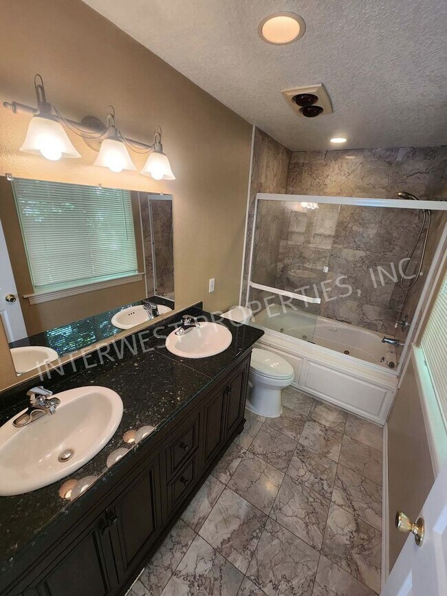 Building Photo - Large 3 Bed+ Bonus Room SW Pdx Home, Natur...