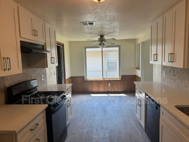 Building Photo - 8613 E Parkridge Dr