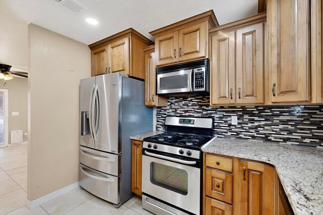 Building Photo - 3 bedroom, 2 bath single story home in Wes...