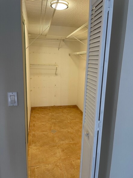 Walking closet - 7300 Wayne Ave