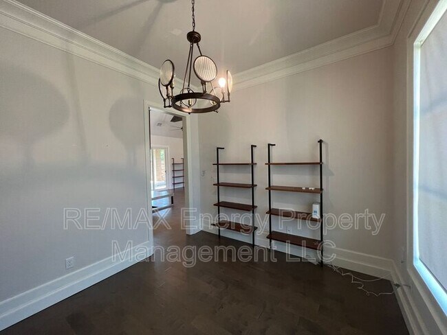 Building Photo - 440 St Claire Dr