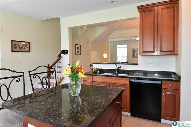 Building Photo - 1600 Oakridge Ln