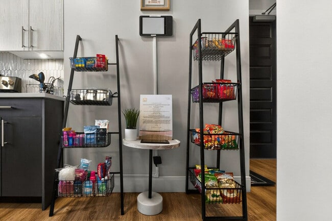 Building Photo - 1424 N Park Pl