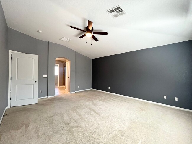 Building Photo - Beautiful 2 story single family house