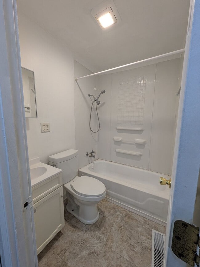 Building Photo - 3 bedroom available for an immediate move!