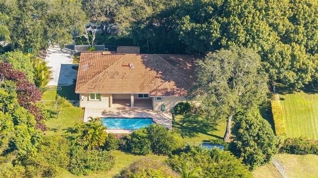 Building Photo - 13550 SW 82nd Ave