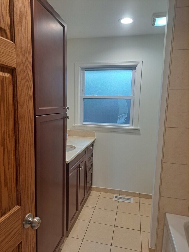 Building Photo - 2045 Farrell Ave