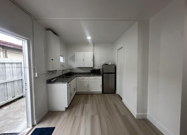 Building Photo - 6633 Coconut Dr
